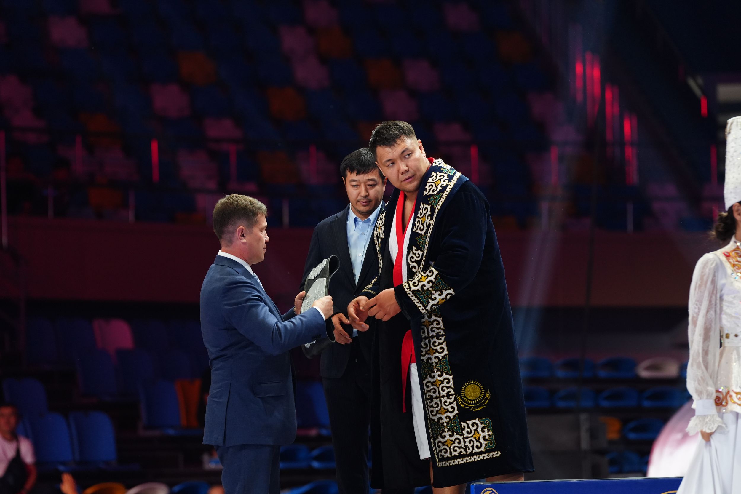 Вручение награды палуану в шапане.