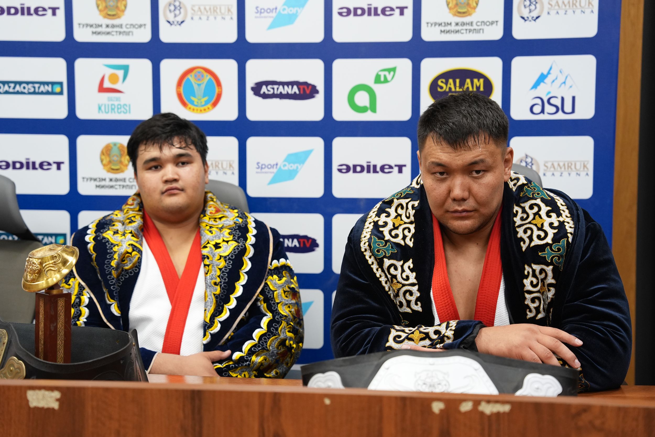 Палуаны с наградами на пресс-конференции после турнира.